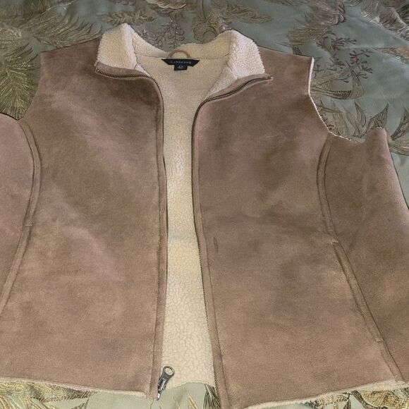 Lands End faux suede & sherpa vest (12/14) - Picture 10 of 10